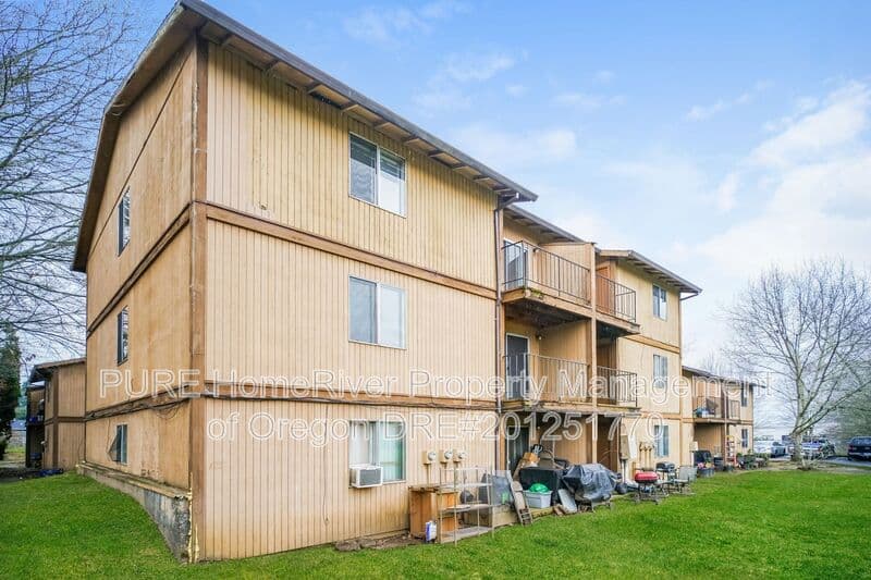 Portland House: 14128 NE Sandy Blvd