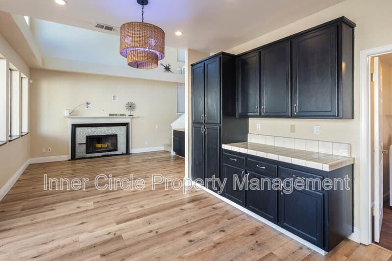 Brentwood House: 342 Chaucer Drive