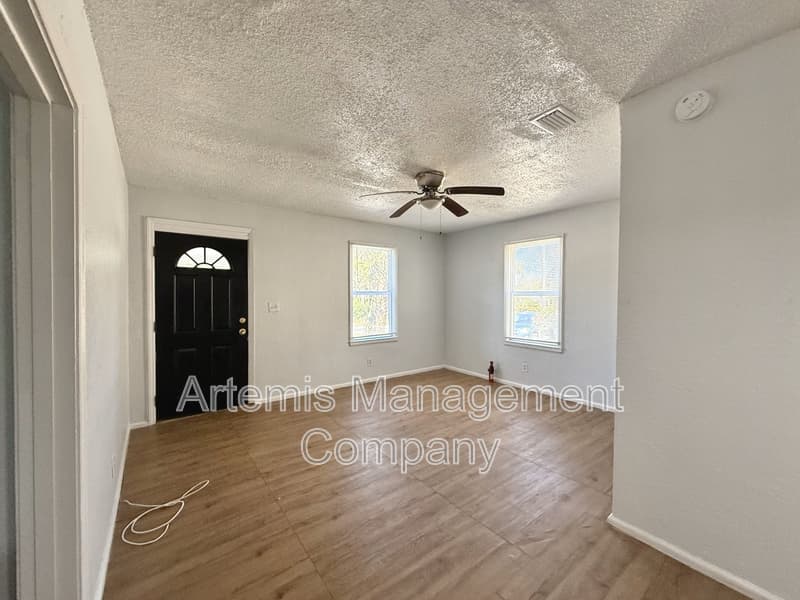 Jacksonville House: 1138 Saratoga Boulevard