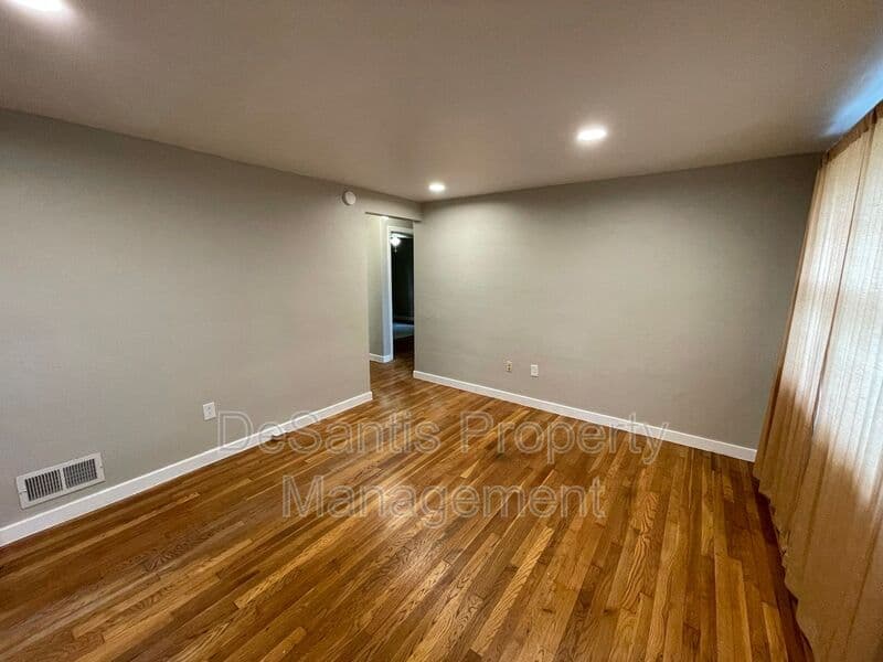 Pittsburgh House: 157 Merritt Avenue