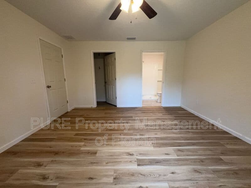 Williston House: 11330 NE 66th Lane
