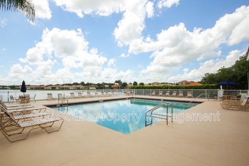 Bradenton House: 6945 74th Street Circle East