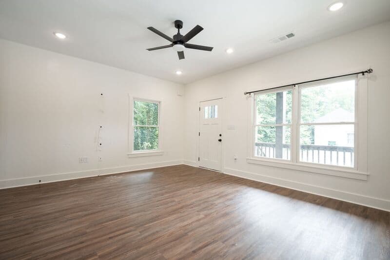 Athens House: 382 N Chase St