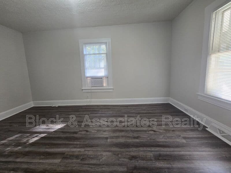 Greensboro House: 3844 Green Point Dr