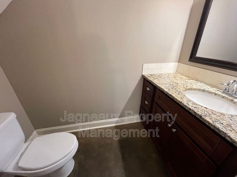 Lafayette House: 114 Hargrave Dr