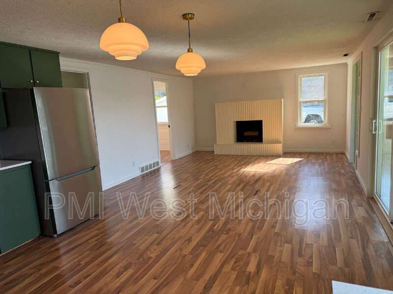 Wayland House: 12495 Oakwood Shores Street