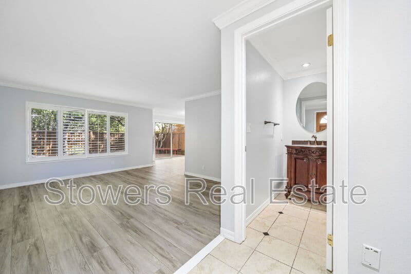 San Ramon Townhome: 613 S Blackbrush Ln