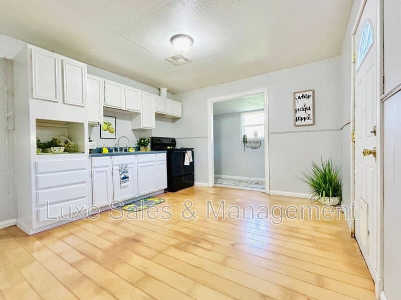 Del City House: 4220 SE 25th St