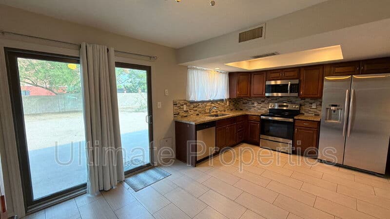 Glendale House: 6516 W Phelps Rd