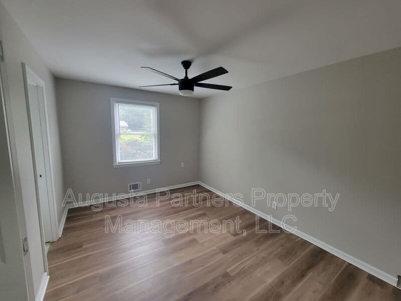 Augusta House: 323 Pineview Drive