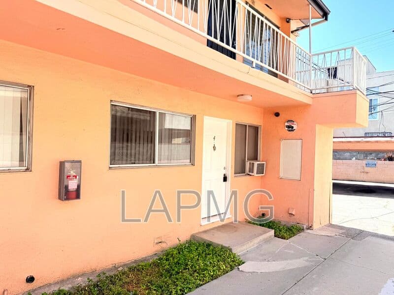 Los Angeles House: 4948 Rosewood Avenue