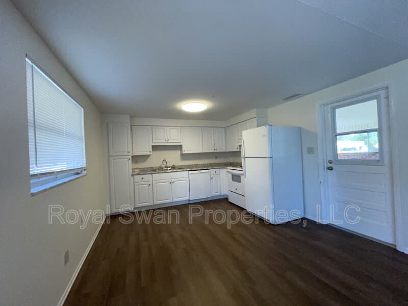 Lakeland House: 303 Thornwood Way