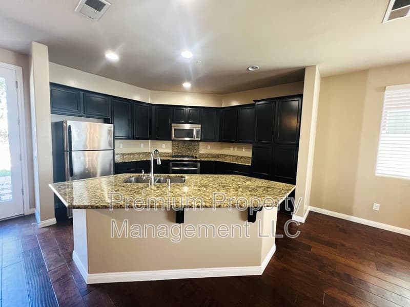 Bakersfield House: 8316 Prentice Hall Drive
