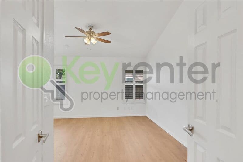 Sacramento House: 8428 Cassatt Way