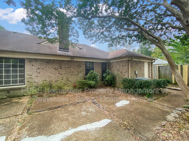 Memphis House: 5654 Chapman Ave