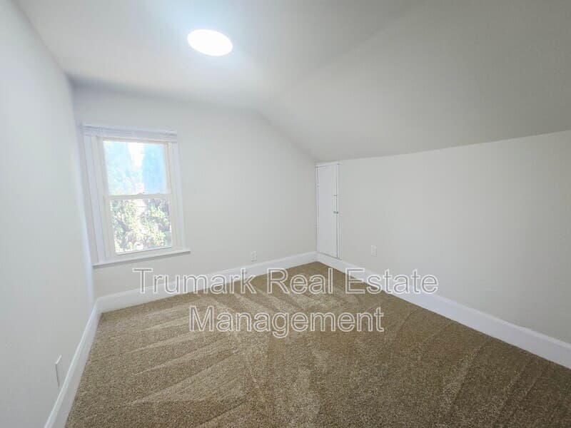 Glendale House: 433 W Garfield Ave