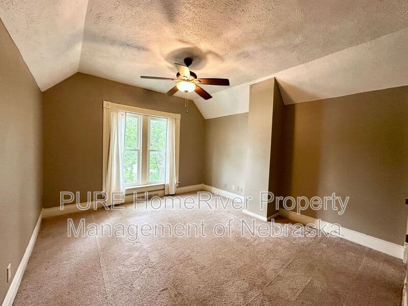 Omaha House: 1009 N 49th Ave