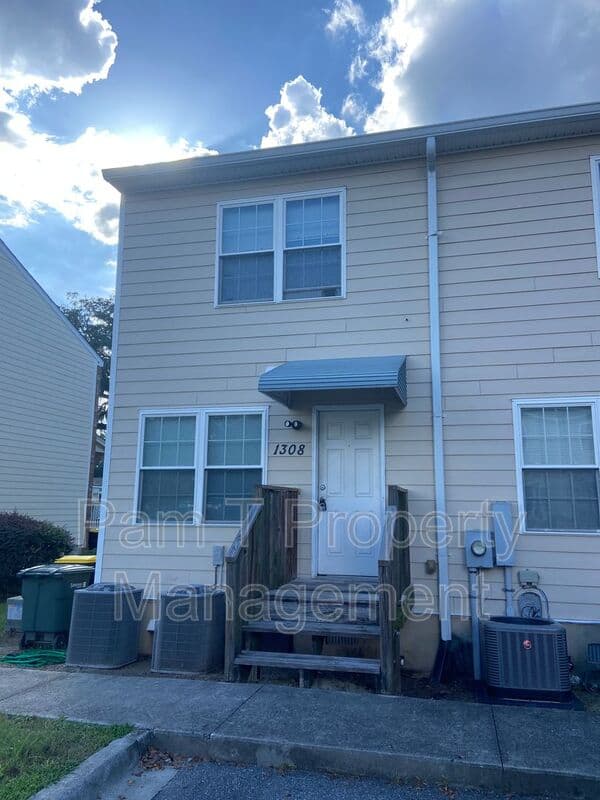 Savannah House: 1308 Dieter St