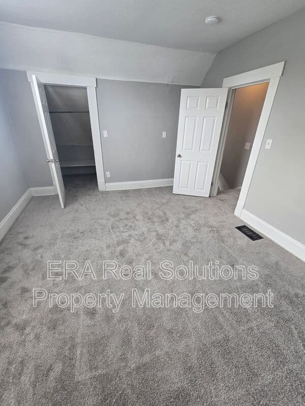 Columbus House: 49 S. Harris Avenue