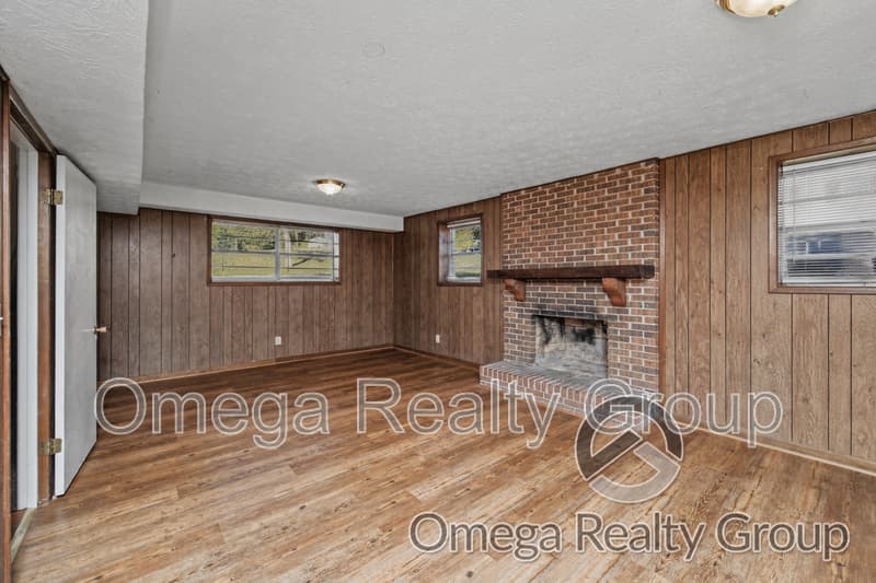 Anniston House: 1033 Old Mill Rd