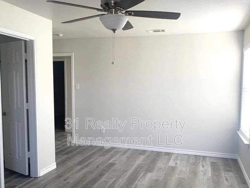Grand Prairie House: 2011 Limestone Dr