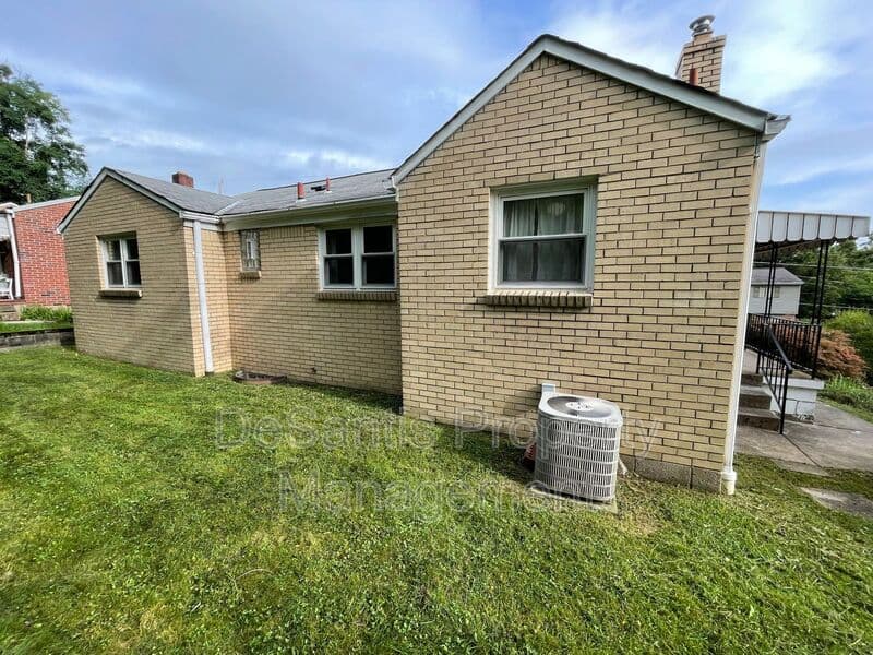 Pittsburgh House: 157 Merritt Avenue