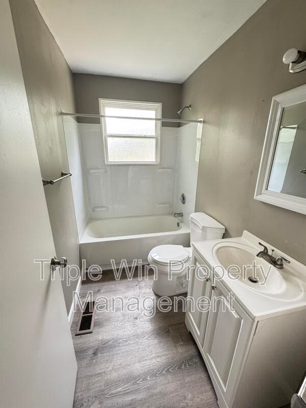 Saint Louis House: 1372 Farmview Ave