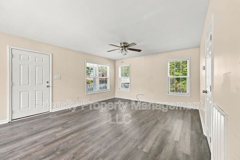 Greensboro House: 1 Llano Ct