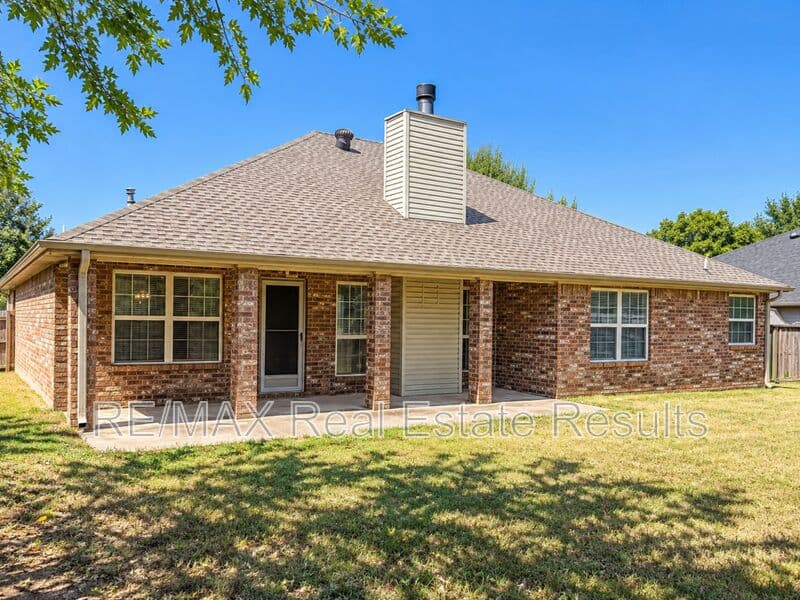 Bentonville House: 306 Old Forge Dr