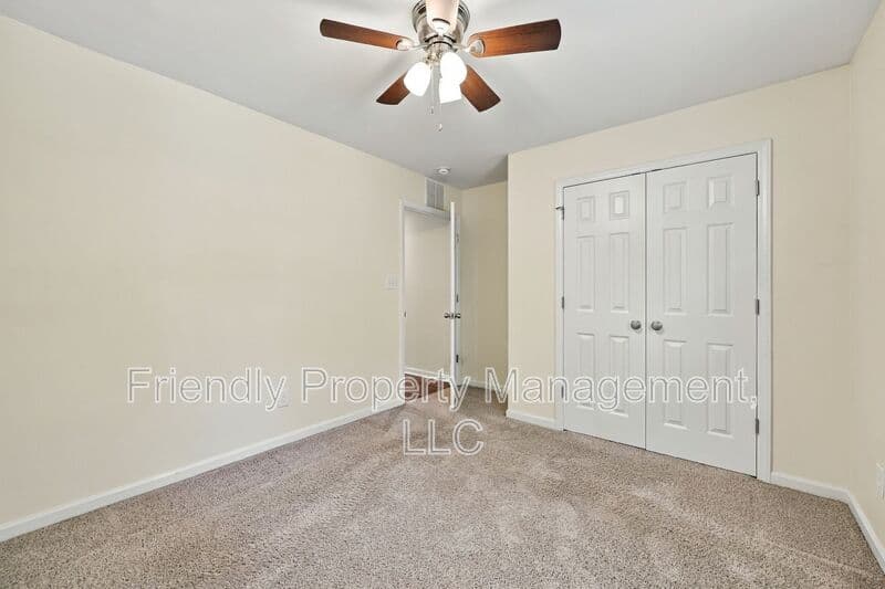 Greensboro House: 1 Llano Ct