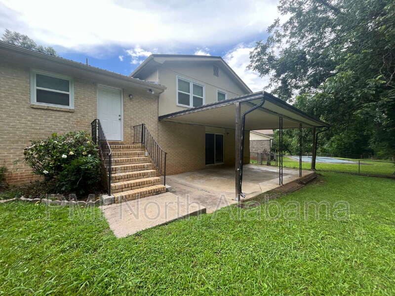Huntsville House: 6208 NW Cedar Point Dr