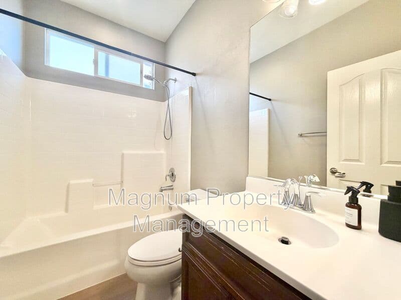 Eastvale House: 6715 Rosebay Ct