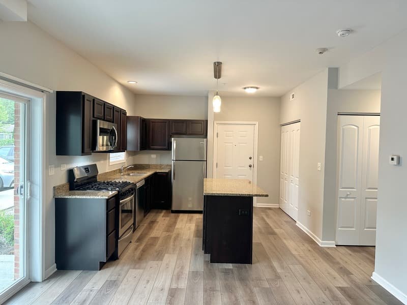 East Dundee Condo: 811 E Main St