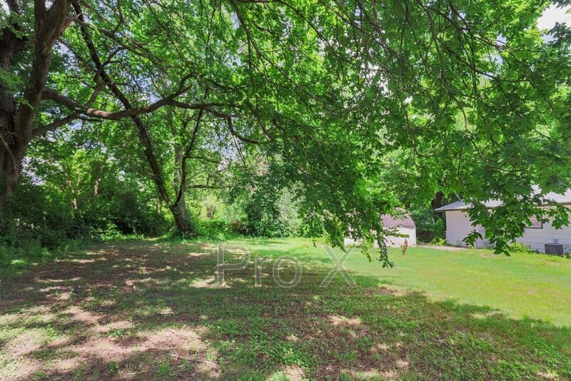 Fayetteville House: 2300 W Holly St