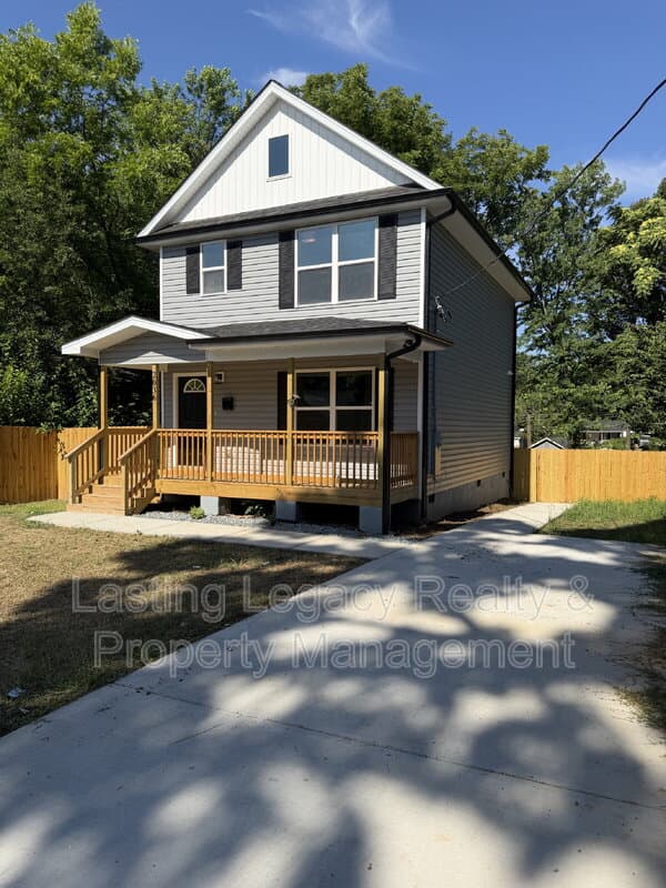 Winston-Salem House: 2036 Harrison Ave