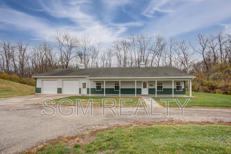 Belleville House: 3390 Wildview Way
