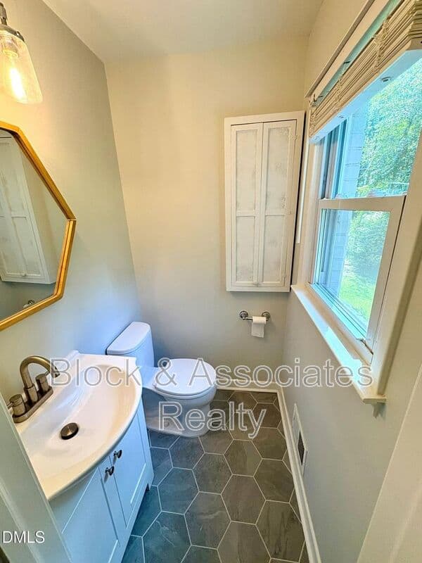 Cary House: 408 Marjorie Dr