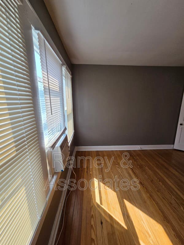 Louisville House: 3220 Grant Ave