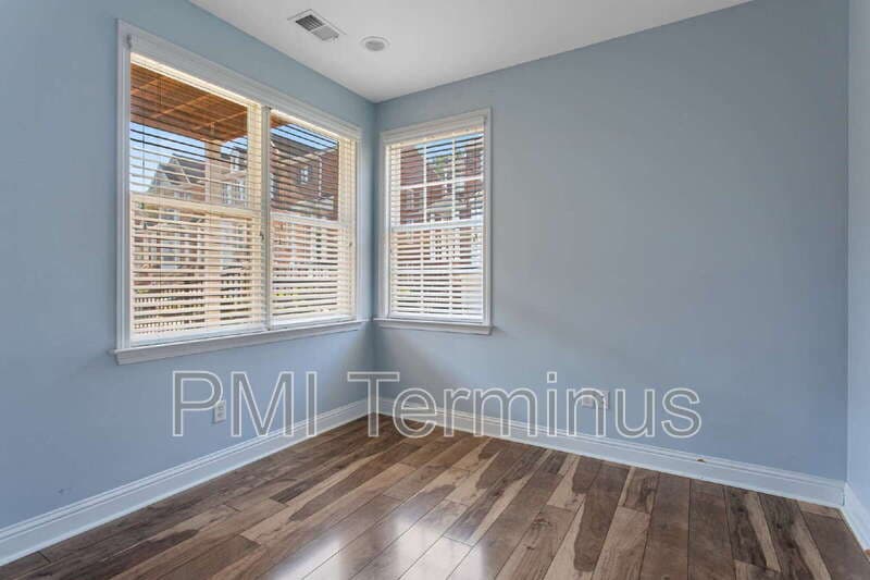 Smyrna House: 321 Creekbank Way SE