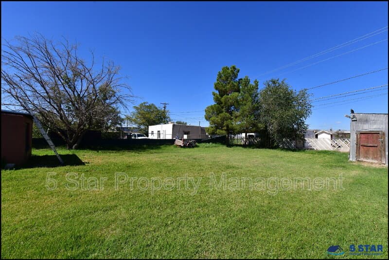 El Paso House: 7817 West Dr