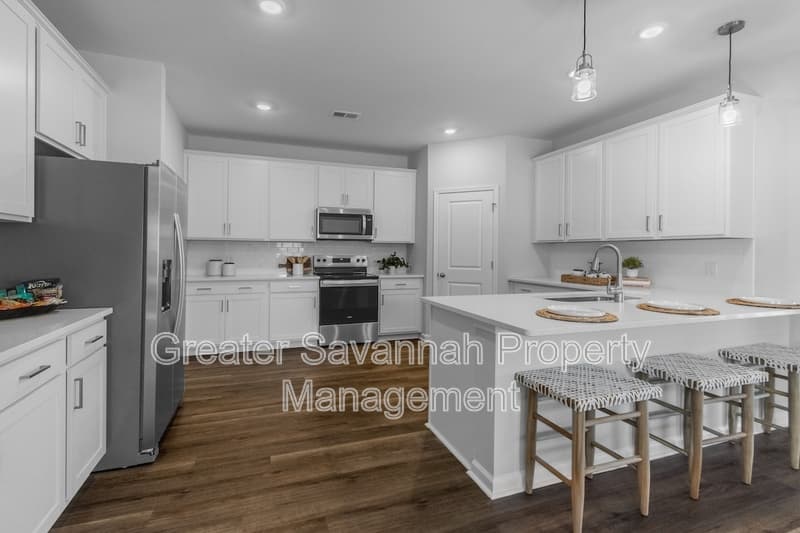 Pooler House: 202 Bircholt Grove