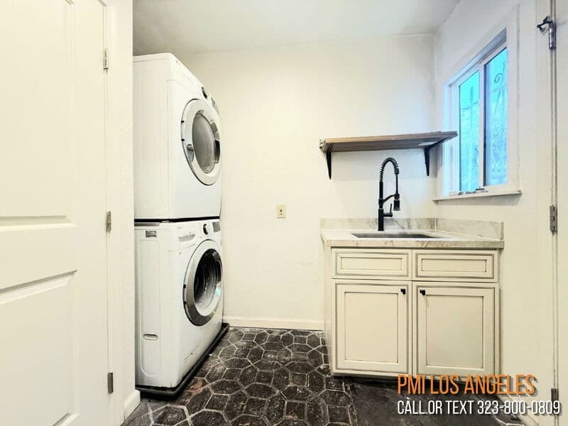 Los Angeles House: 7001 2nd Avenue