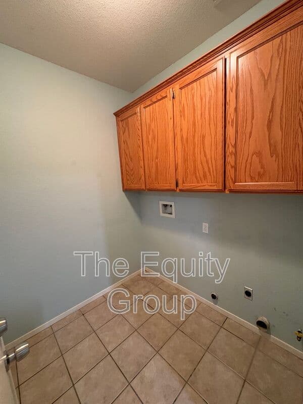 Visalia House: 2643 West Oakridge Ave