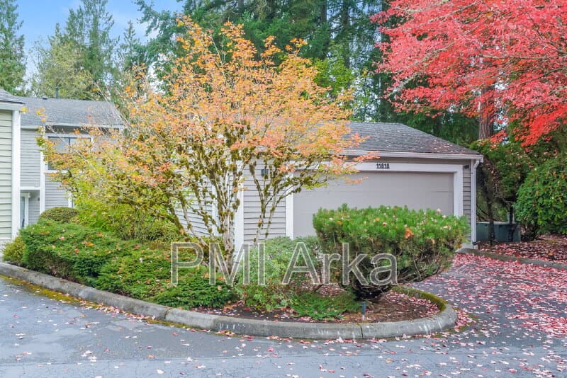 Kirkland House: 11818 NE 105th Ct