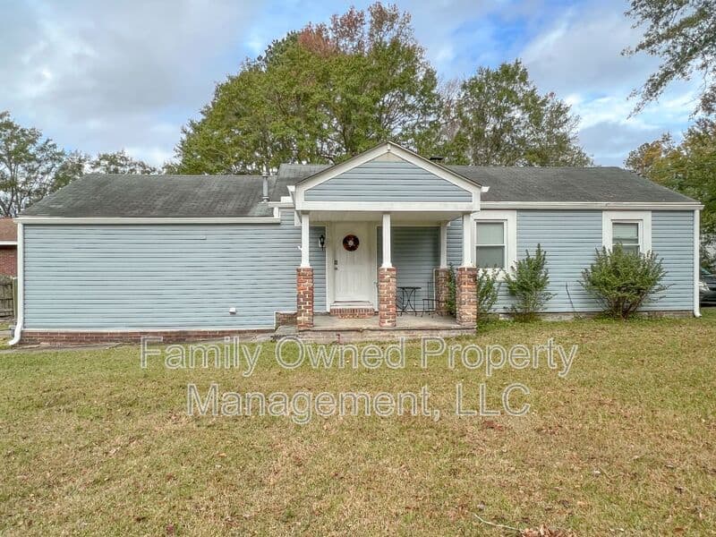 Summerville House: 806-B N Magnolia St