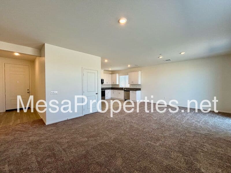 Victorville House: 10638 Sea Venture Way