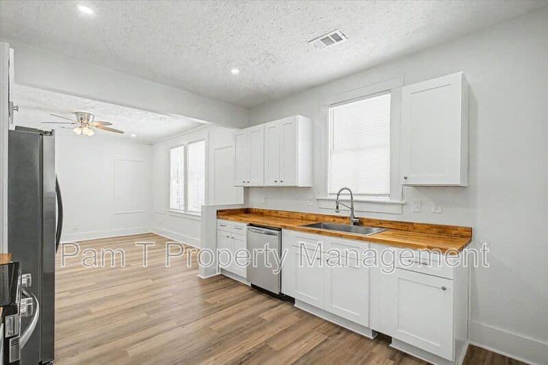 Savannah Condo: 613 W 39th St