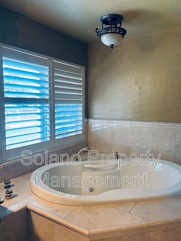 Fairfield House: 3168 Orchard View
