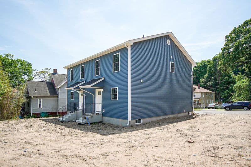 Holyoke Condo: 2 1/2 Vernon St