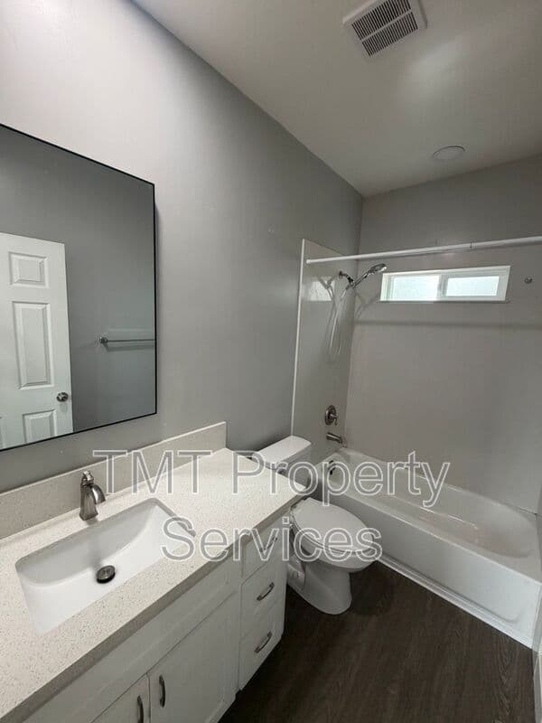 Sacramento House: 1811 Helena Avenue